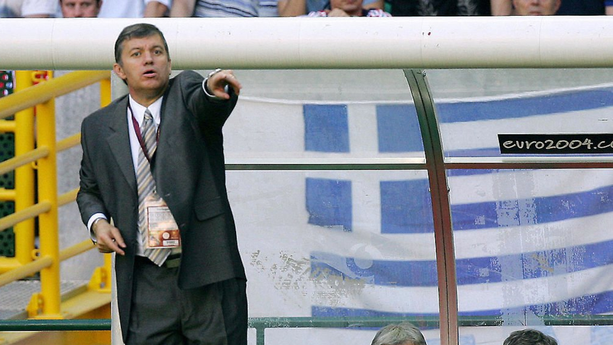 LISBON, Portugal:  French coach Jacques Santini (C) gives instructions to his team, 25 June 2004 during their European Nations Championship quarter-final football match between France and Greece at the Estadio Jose de Alvalade in Lisbon. AFP PHOTO Lluis GENE  (Photo credit should read LLUIS GENE/AFP via Getty Images)
